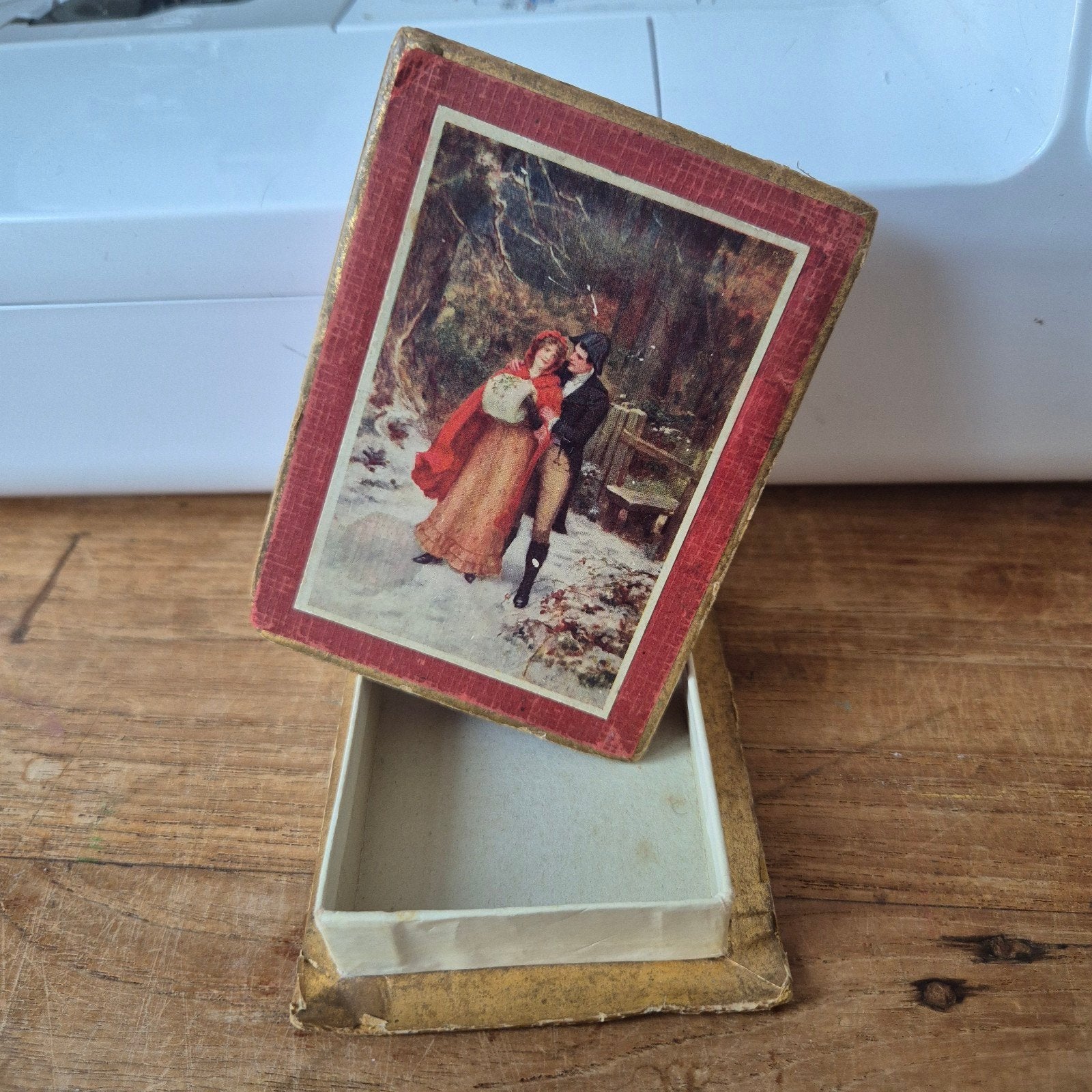 Vintage doosje met romantische winterafbeelding, Ophalen of Verzenden, Gebruikt