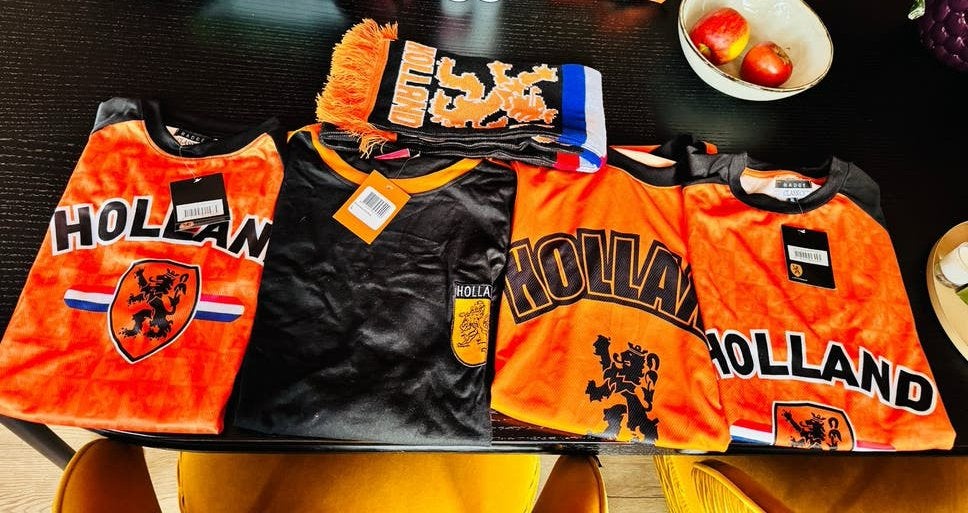 4 nieuwe voetbalshirts + sjaal, Maat XL, Ophalen of Verzenden, Nieuw, Shirt