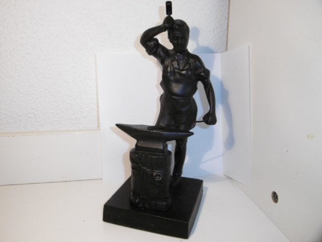 Prachtig gietijzer beeld van een werkende smid aan aambeeld, Antiek en Kunst, Ophalen of Verzenden, Metaal, Beeld