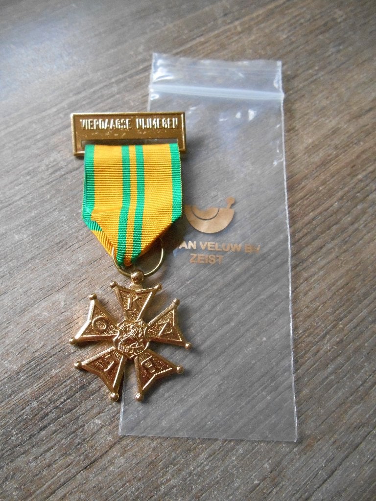 Medaille Vierdaagse Nijmegen voor de 1ste keer, Ophalen of Verzenden, Landmacht, Nederland, Lintje, Medaille of Wings