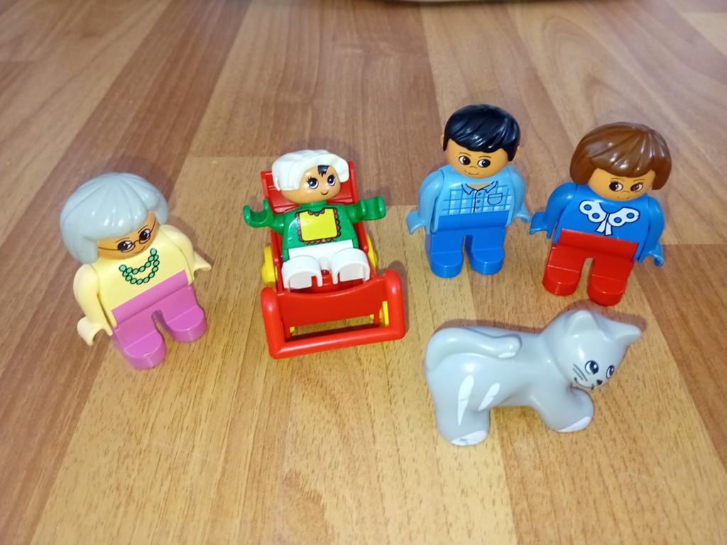 Duplo gezinnetje; papa, mama, baby en oma., Kinderen en Baby's, Speelgoed | Duplo en Lego, Ophalen of Verzenden, Duplo