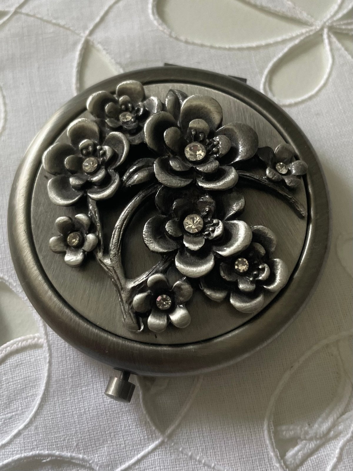 Compact vintage make-up spiegeltje met bloemmotief, Ophalen of Verzenden, Grijs, Hardcase, Zo goed als nieuw