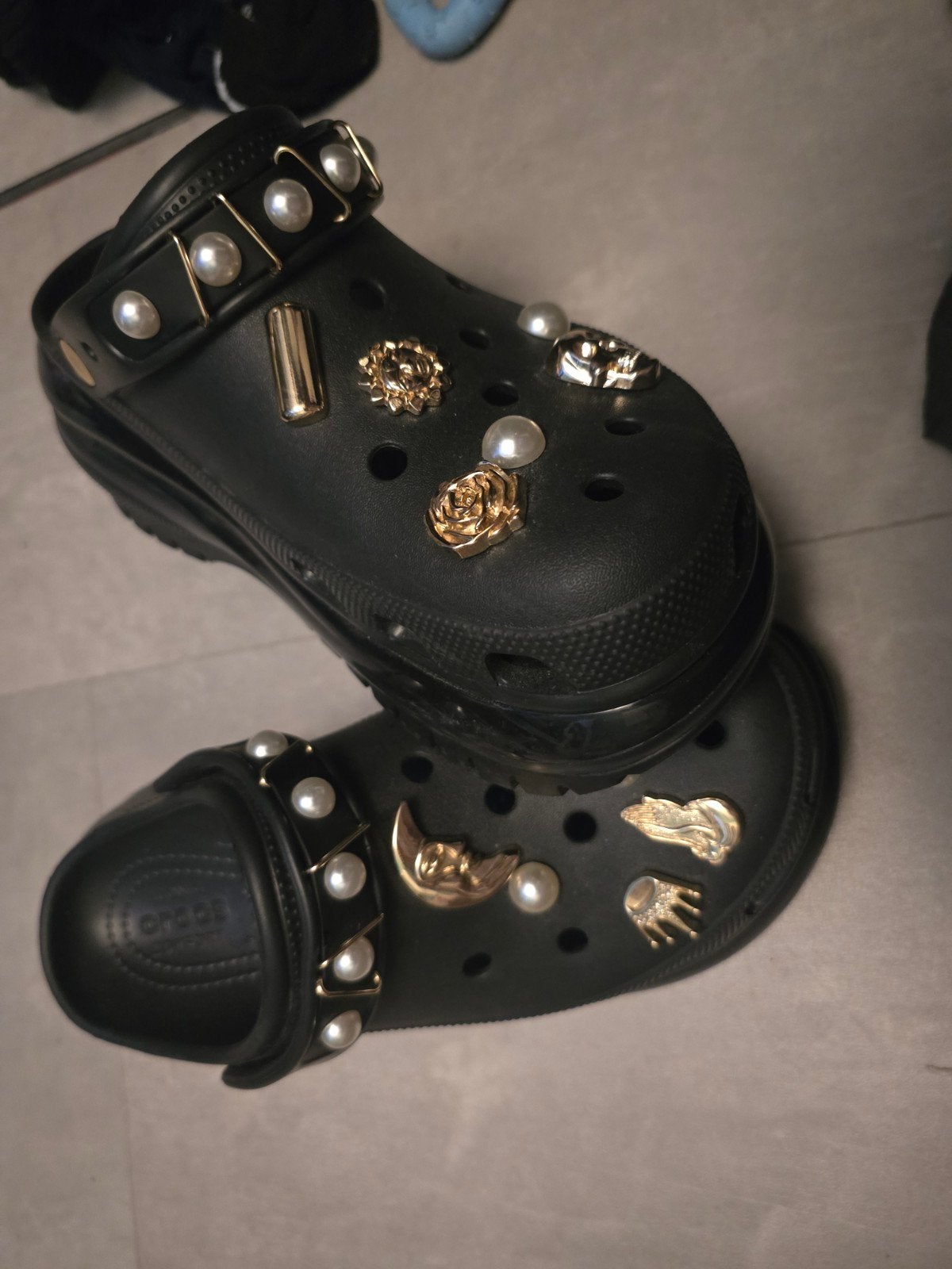 Nieuwe Crocs met plateauzool en decoraties, maat 43/44, Zwart, Nieuw, Crocs, Ophalen