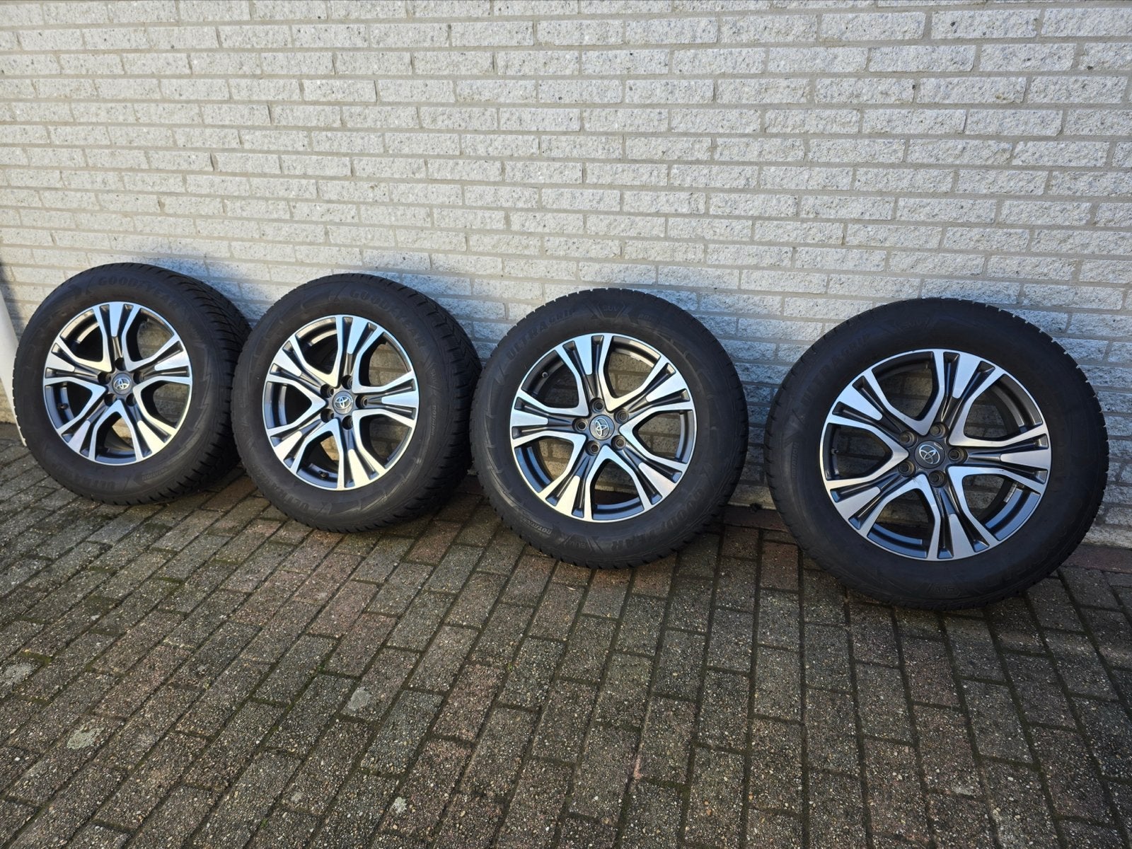 Toyota Winterbanden originial velgen 17 inch, Auto-onderdelen, Gebruikt, Banden en Velgen, 17 inch, Terreinwagen