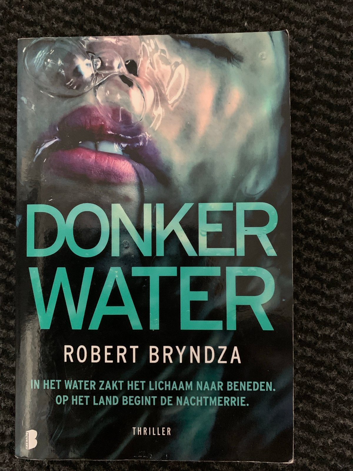 Donker Water - Robert Bryndza (Thriller), Ophalen of Verzenden, Gelezen, Europa overig