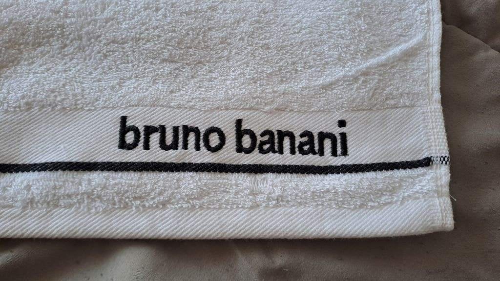 Witte handdoek van Bruno Banani, Huis en Inrichting, Wit, Handdoek, Onbekend, Ophalen of Verzenden