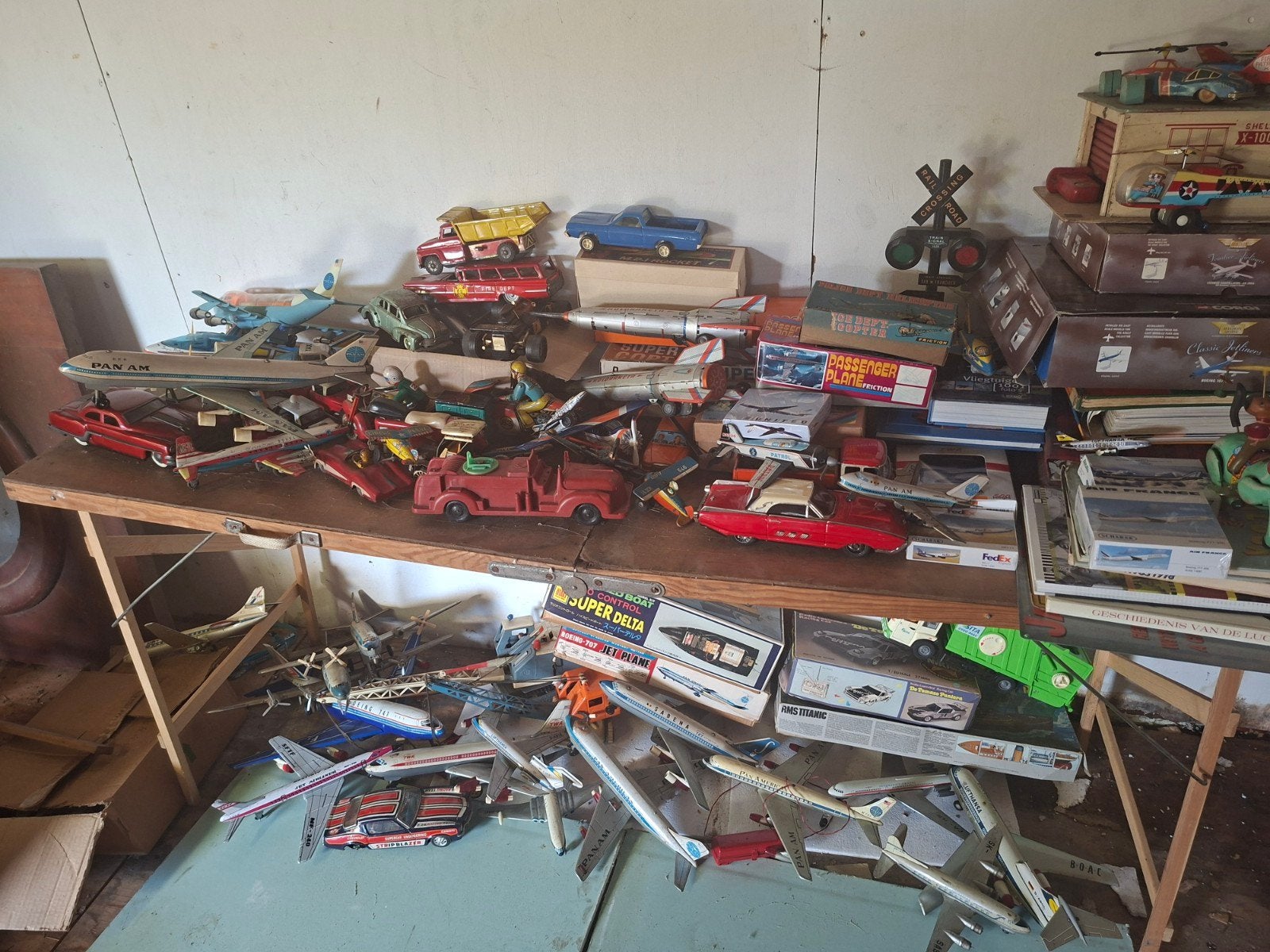 Zie beschrijving oud speelgoed vliegtuigen autos, Ophalen, Zo goed als nieuw