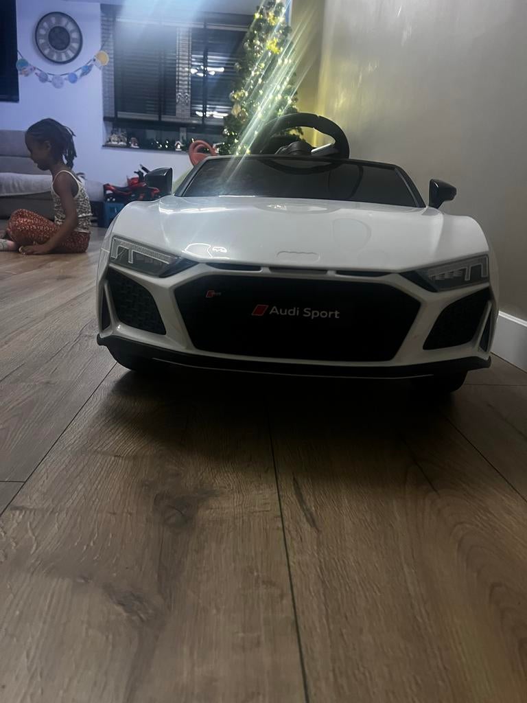 Elektrische kinderauto Audi R8 en Ford Mustang, Ophalen of Verzenden, Gebruikt, Loopvoertuig