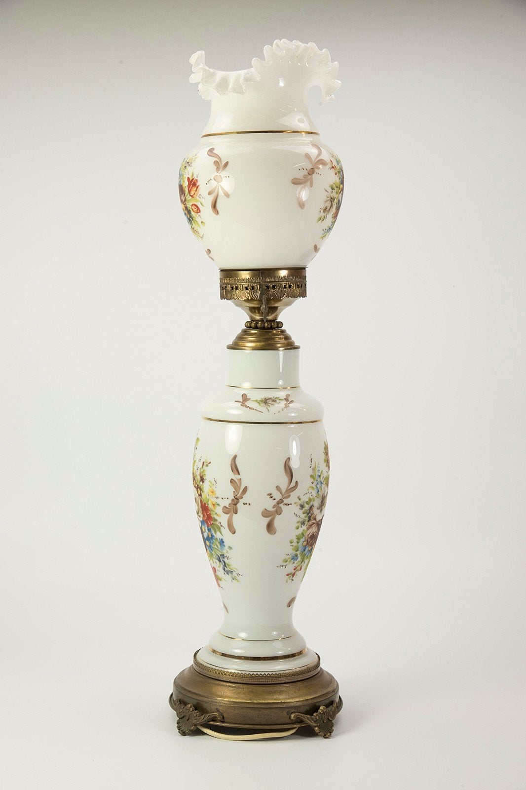 Antieke olielamp met bloemmotief en messing voet, Ophalen of Verzenden