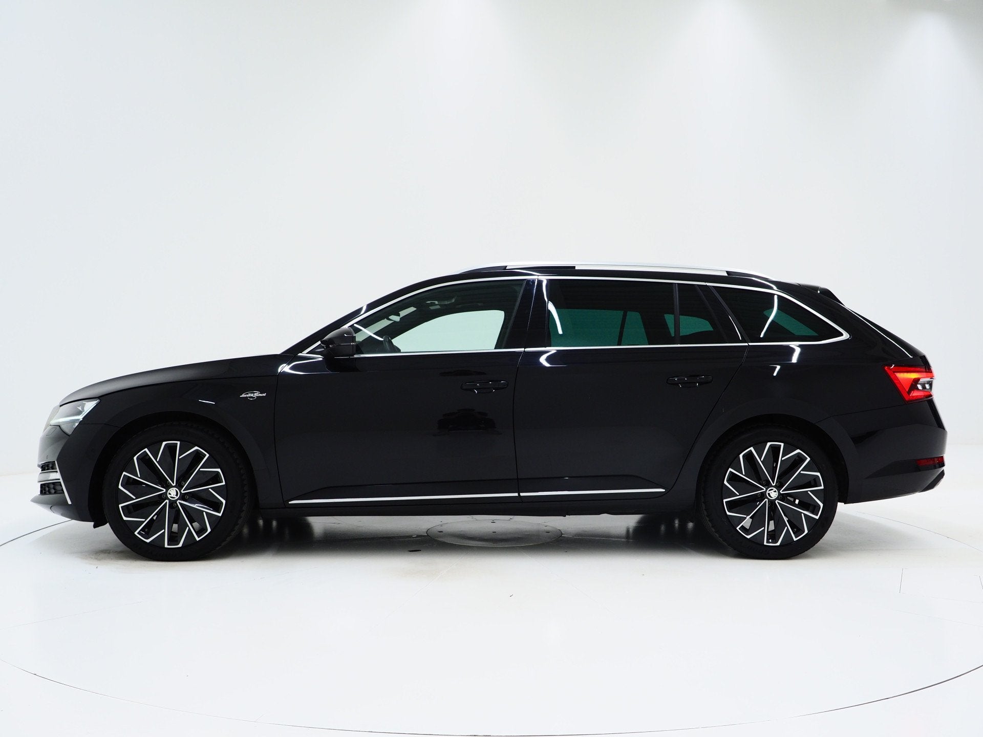 Skoda Superb Combi 1.4 TSI iV Laurin & Klement | Panoramadak, Gebruikt, Zwart, 4 cilinders, Hybride Elektrisch/Benzine