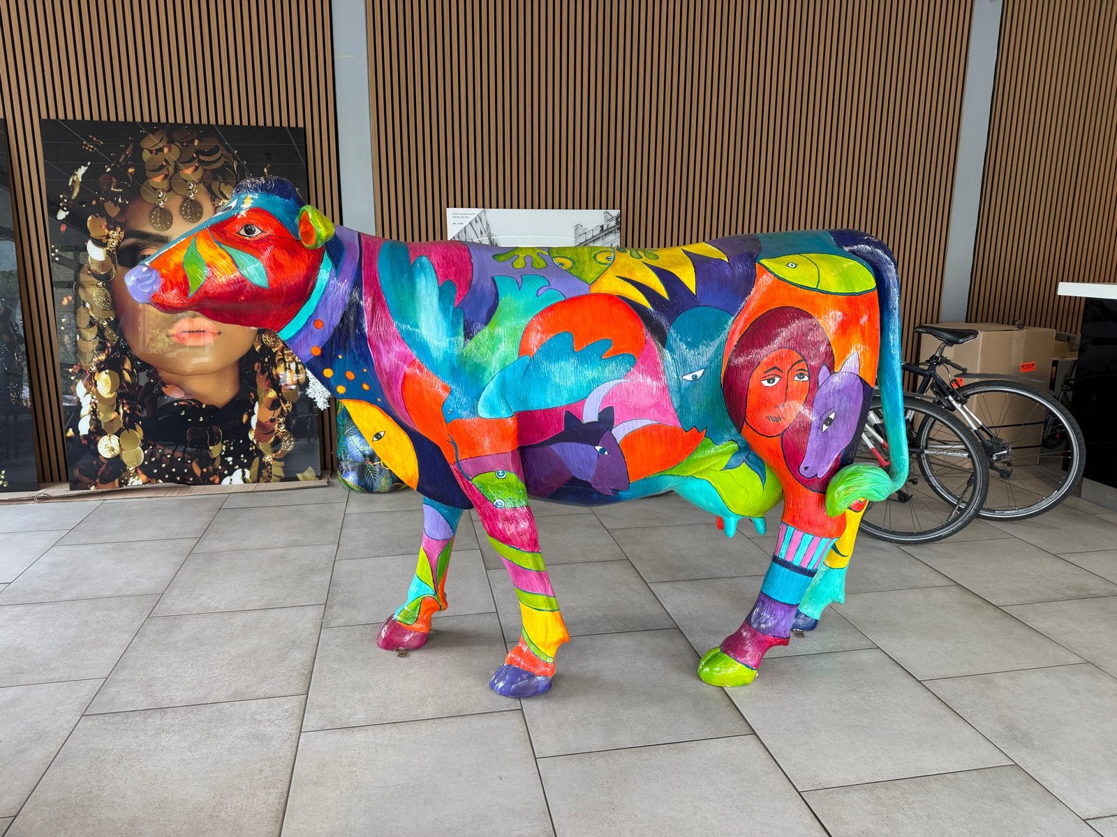 Kleurrijke Cow Parade sculptuur - Uniek kunstwerk, Ophalen, Zoogdier, 1 meter - 2 meter, Beeld