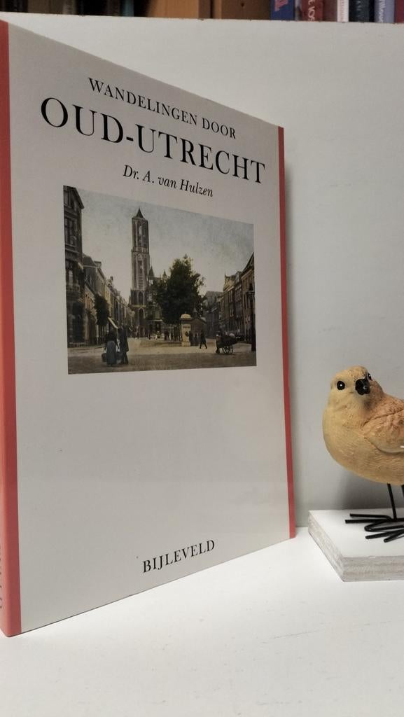 Hulzen, Dr. A. van; Wandelingen door Oud-Utrecht, Boeken, Geschiedenis | Stad en Regio, Ophalen of Verzenden, Gelezen