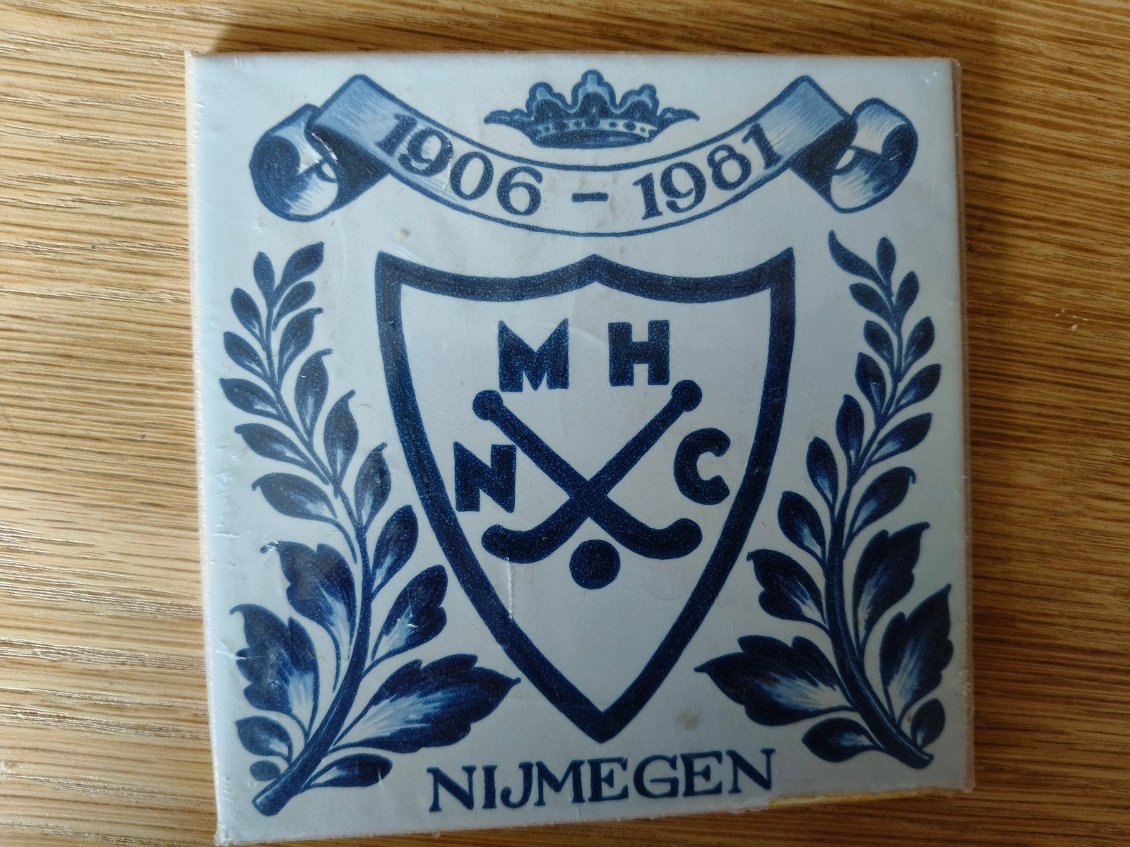 Delfts Blauw Tegel Nijmegen Hockeyclub 1906-1981, Antiek en Kunst, Antiek | Wandborden en Tegels, Ophalen