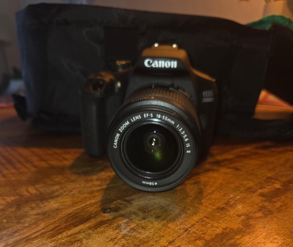 Canon EOS 2000D Spiegelreflexcamera met EF-S 18-55mm lens, Ophalen, Spiegelreflex, Canon, Zo goed als nieuw