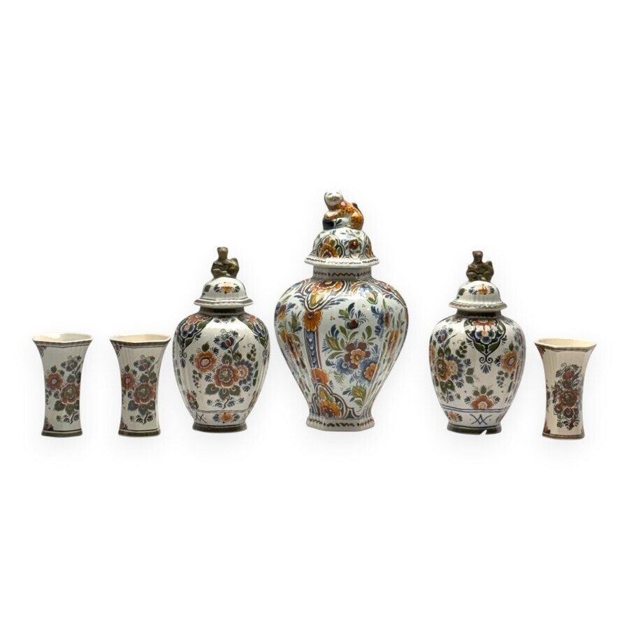 Aardewerken Flora kaststel en een Oud Delft dekselvaas, Ophalen of Verzenden