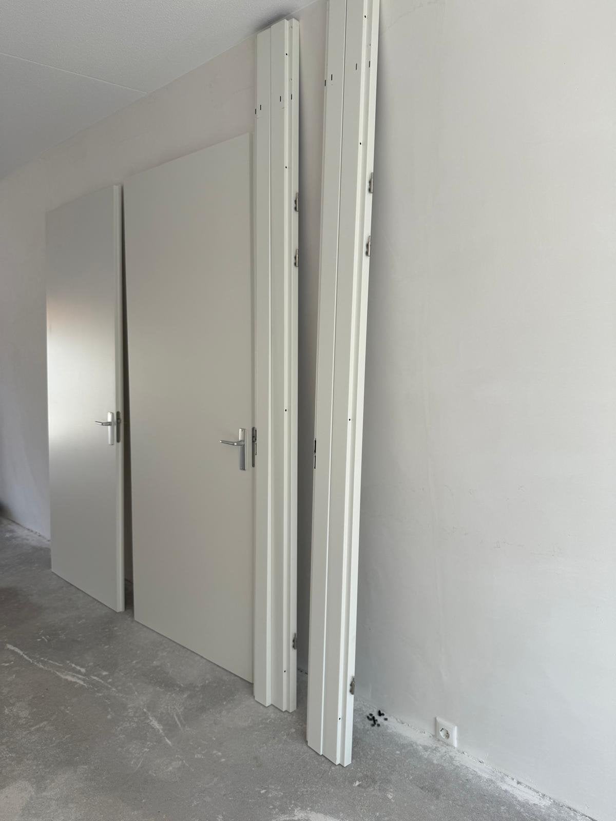 NIEUW - 1 set kozijnen met rechtsdraaiend binnendeur, Deurkozijn, Nieuw, Hout, Ophalen