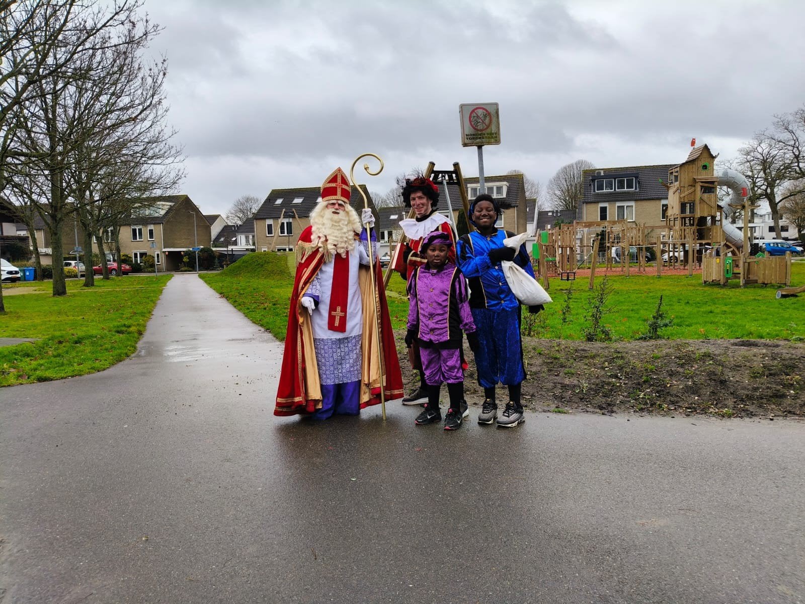 Sinterklaas  en 2 aan 3 Roetveeg pieten  reserveer optijd, Diversen, Ophalen of Verzenden, Nieuw