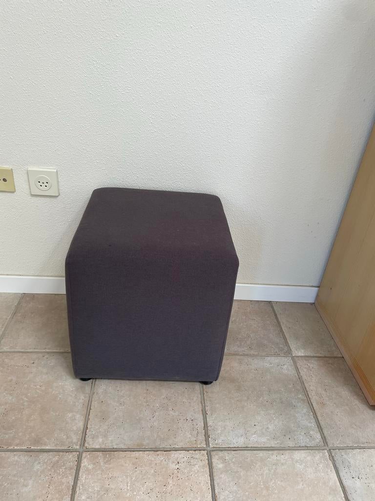 Donkergrijze Poef - 40x40x45 cm, Huis en Inrichting, Banken | Voetenbanken en Poefen, Ophalen, Minder dan 50 cm, Vierkant, Zo goed als nieuw