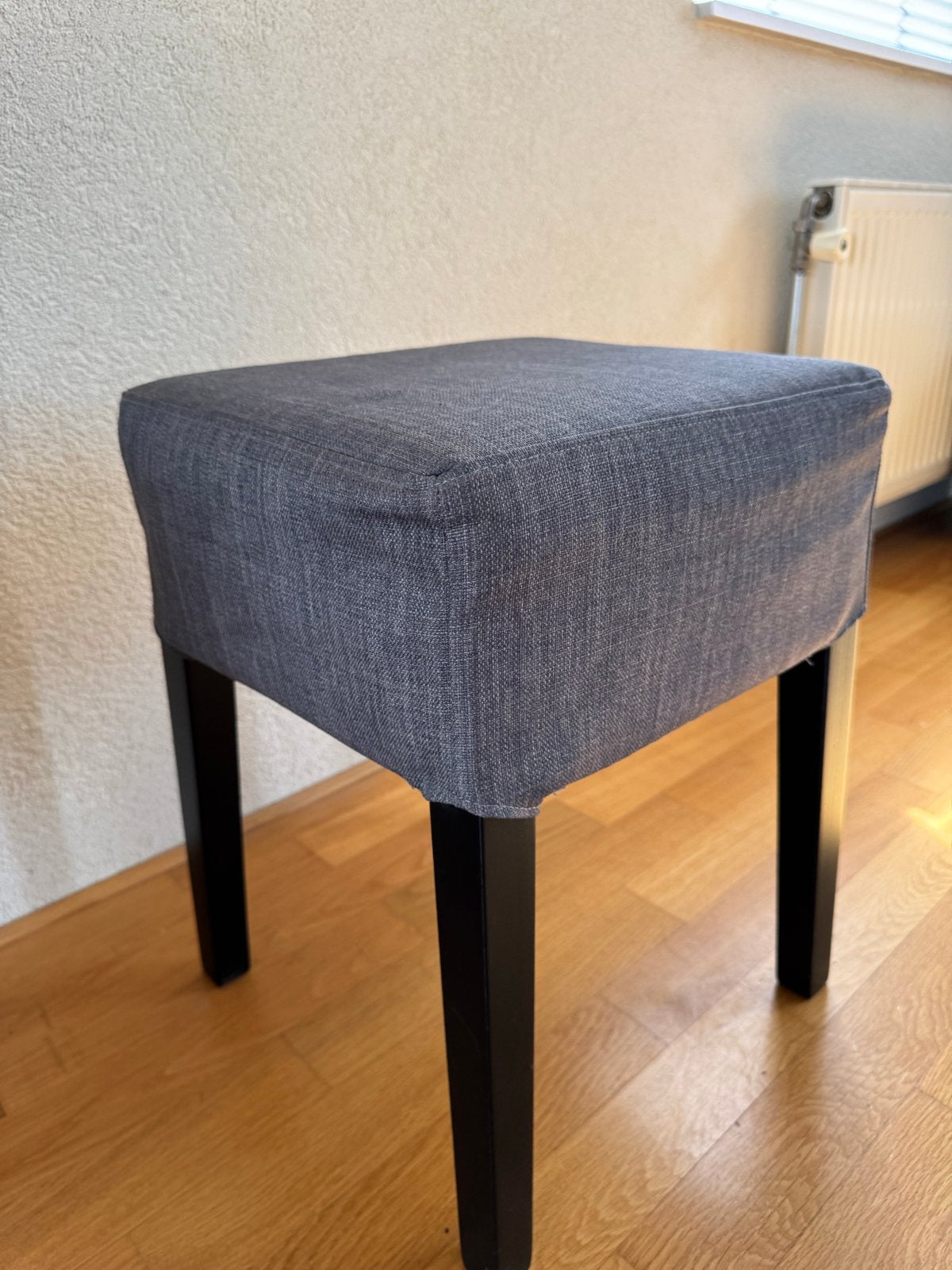 Grijze kruk met zwarte poten - IKEA Nils, Huis en Inrichting, Krukjes, Ophalen, Zo goed als nieuw, Hout