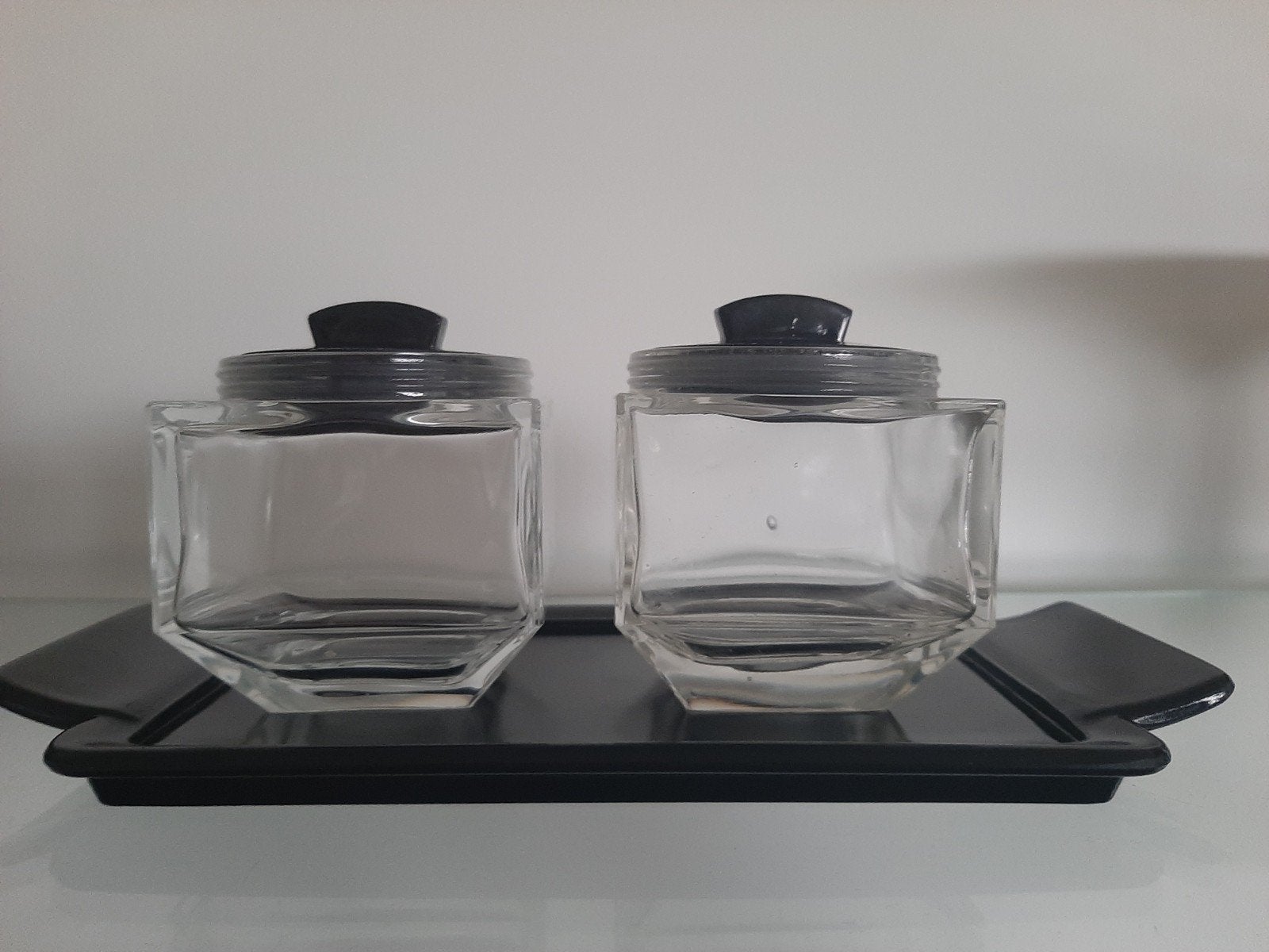 art deco glazen potjes met zwart glazen deksels op dienblad, Ophalen of Verzenden