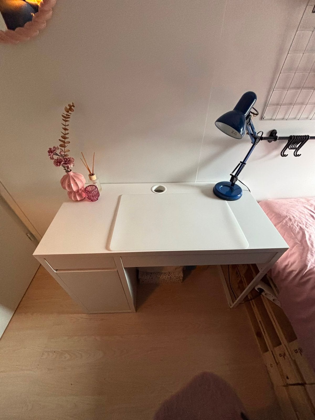 IKEA Micke Bureau - Wit, Compact en Functioneel, Ophalen, Met lades, Spaanplaat of MDF, Zo goed als nieuw
