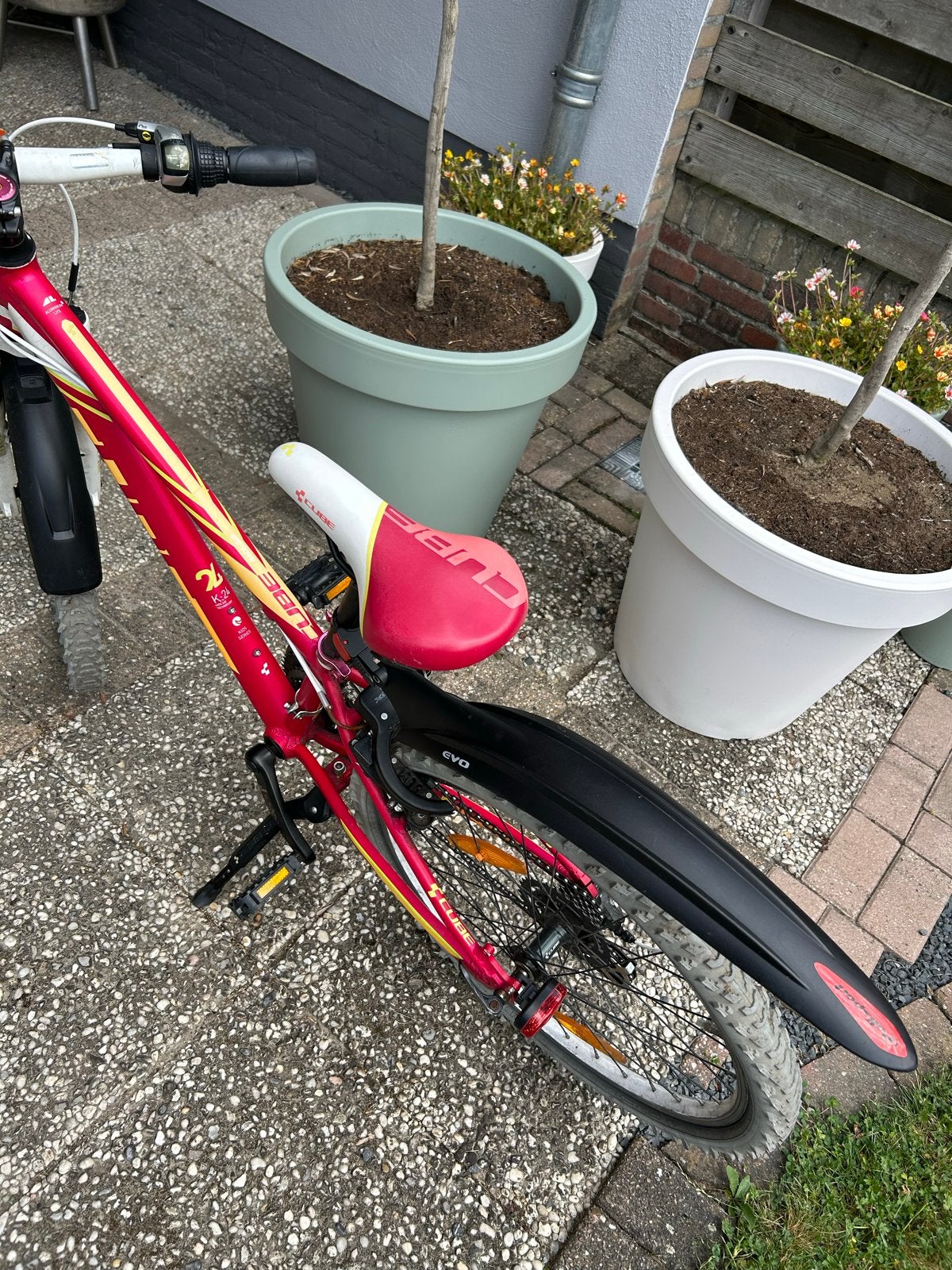 Cube 24 inch kinderfiets - roze/geel, Ophalen, Gebruikt, Velgrem, 20 inch of meer
