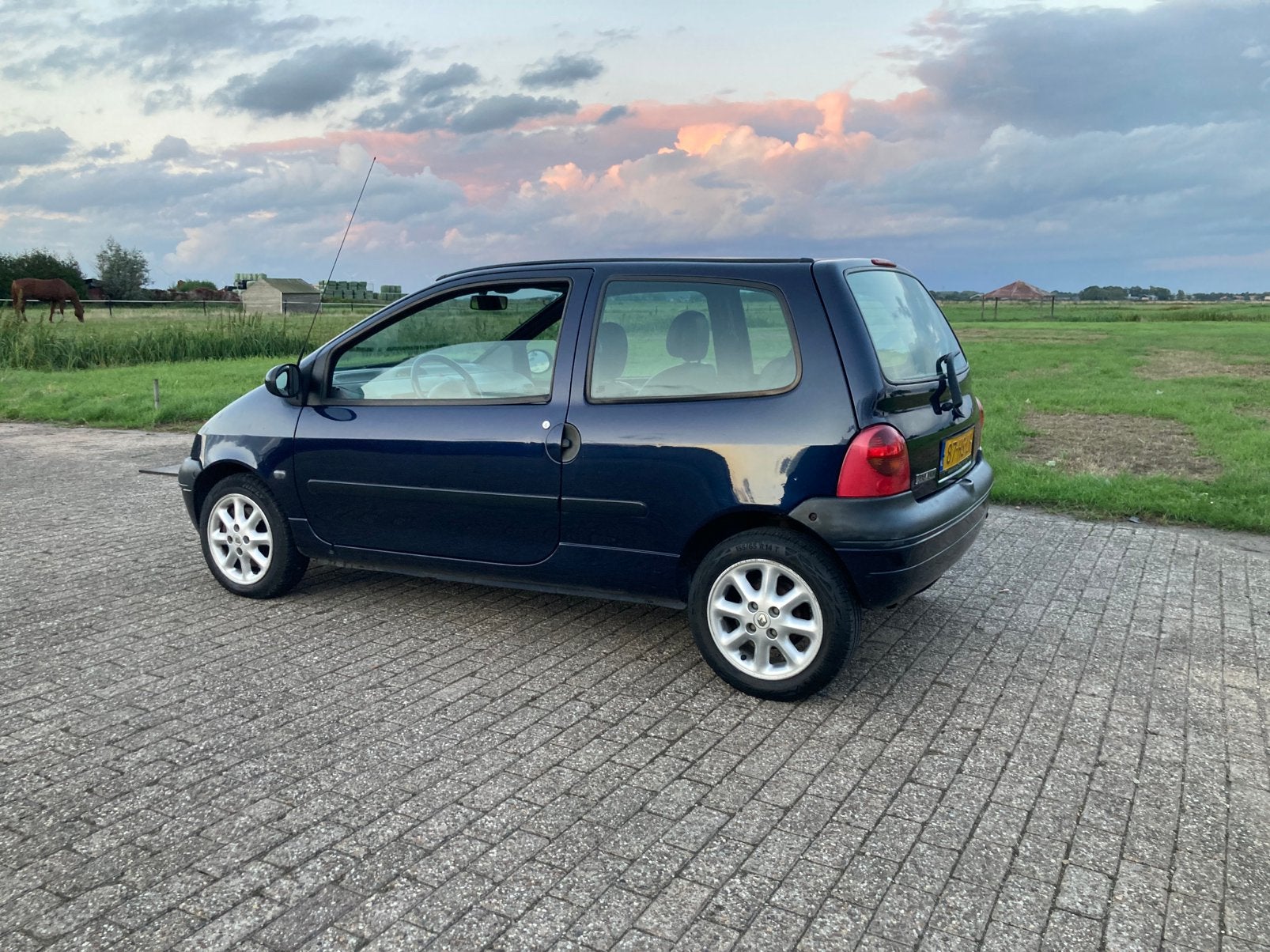 Leuke Renault Twingo 1.2 16V initiale 2001 leer/airco inruil, Auto's, Voorwielaandrijving, 4 cilinders, Origineel Nederlands, Handgeschakeld