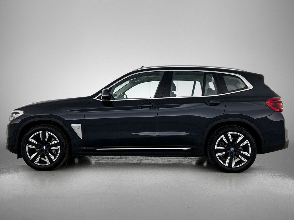 BMW iX3 Executive 80 kWh (bj 2021, automaat), Auto's, BMW, Automaat, Gebruikt, Leder en Stof, Zwart