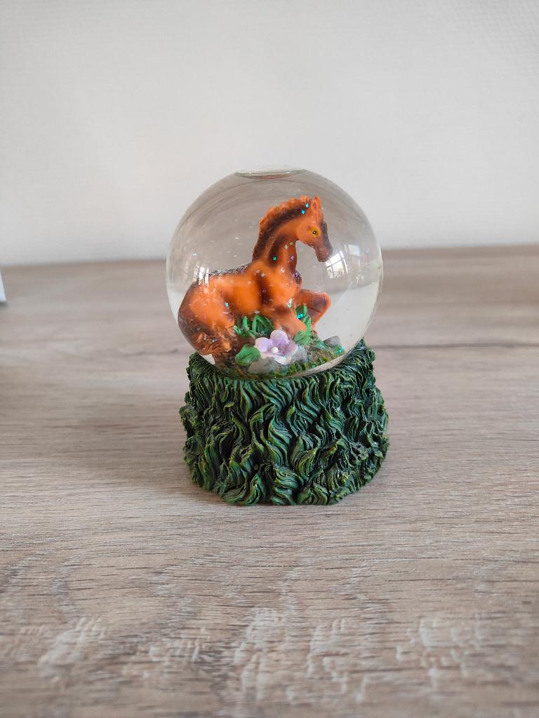 Sneeuwbol met paardje, Ophalen of Verzenden, Zo goed als nieuw, Dier