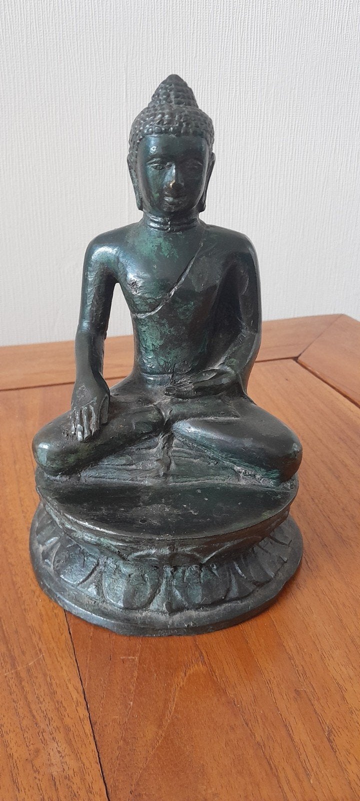 Antiek bronzen Boeddhabeeld op lotusvoet, Zwart, Met sokkel, Ophalen of Verzenden, Metaal