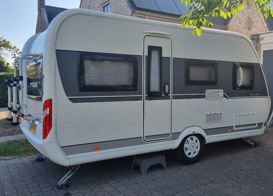 Hobby 455 UF De Luxe, Caravans en Kamperen, Caravans, Particulier, tot en met 4, 1000 - 1250 kg, Rondzit, Hobby, Omvormbare zithoek