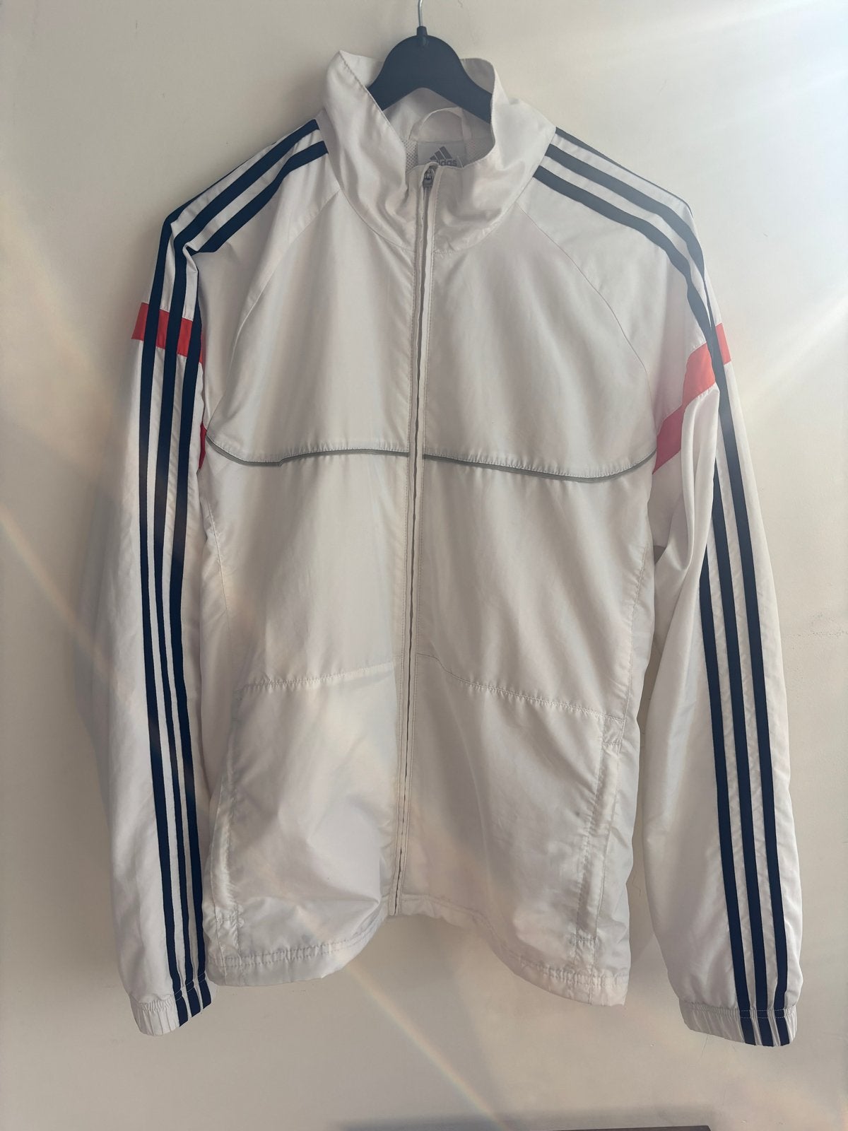 Adidas sportjack wit met strepen - Maat XL, Wit, Maat 56/58 (XL), Ophalen of Verzenden, Hardlopen of Fietsen