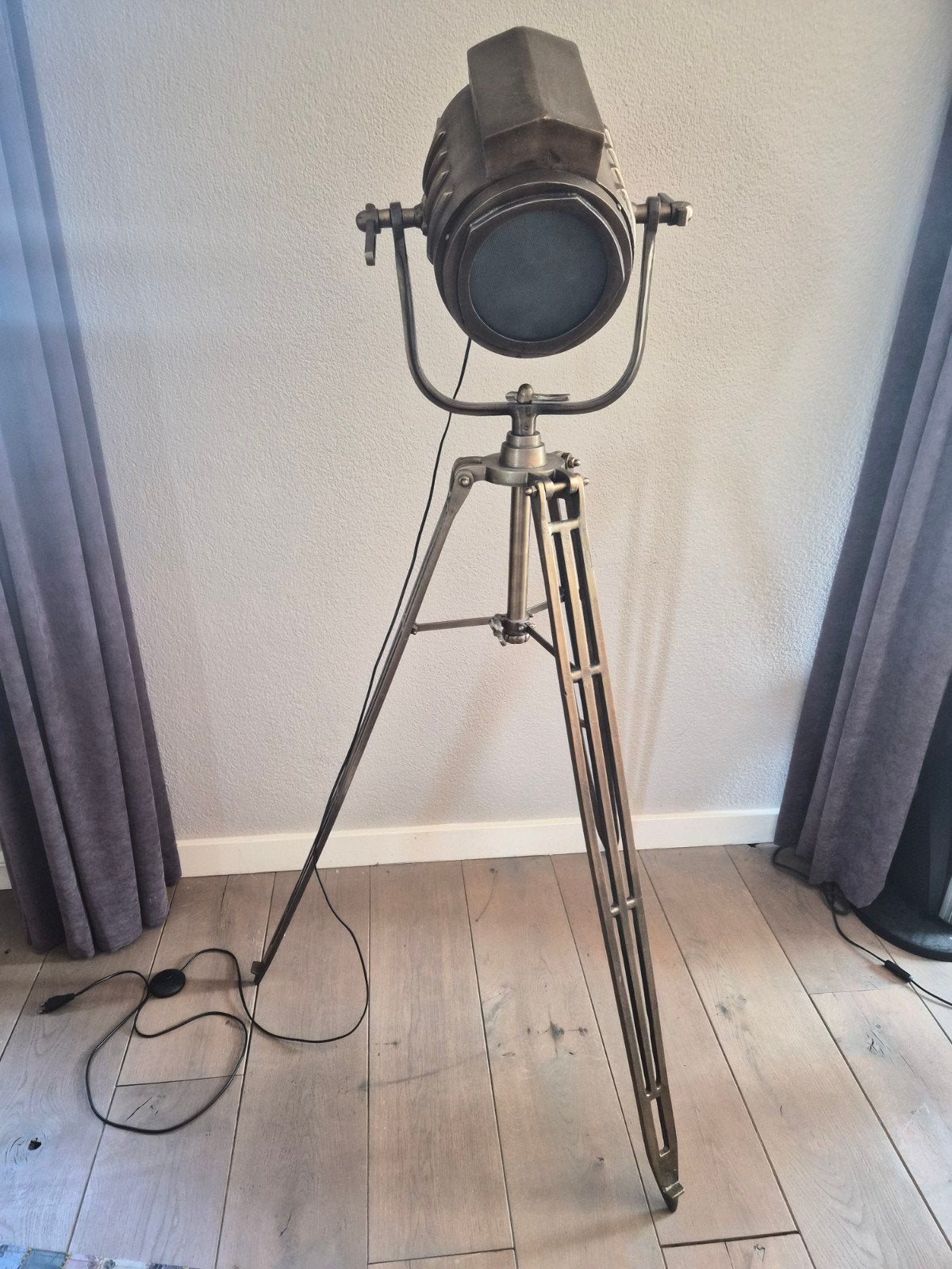 Vintage Industriële Spotlight Vloerlamp op Statief, Huis en Inrichting, Lampen | Vloerlampen, Ophalen, Gebruikt, E27 (groot), Metaal