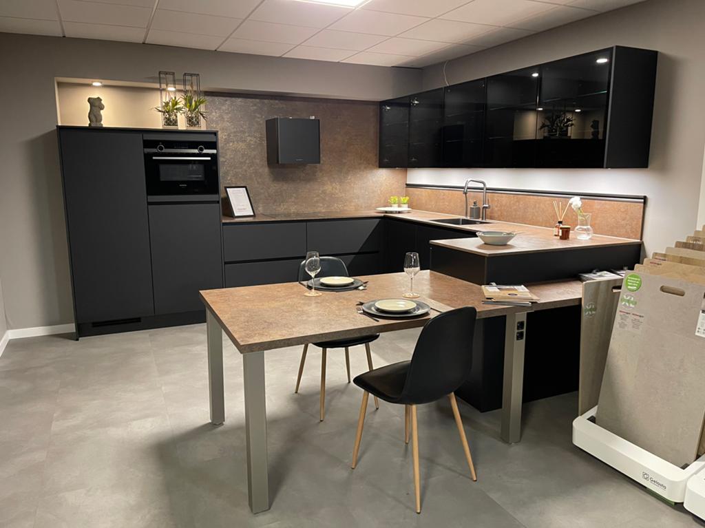 Zwarte showroomkeuken met antivingerprint, Ophalen, U-keuken, Zwart, Zo goed als nieuw