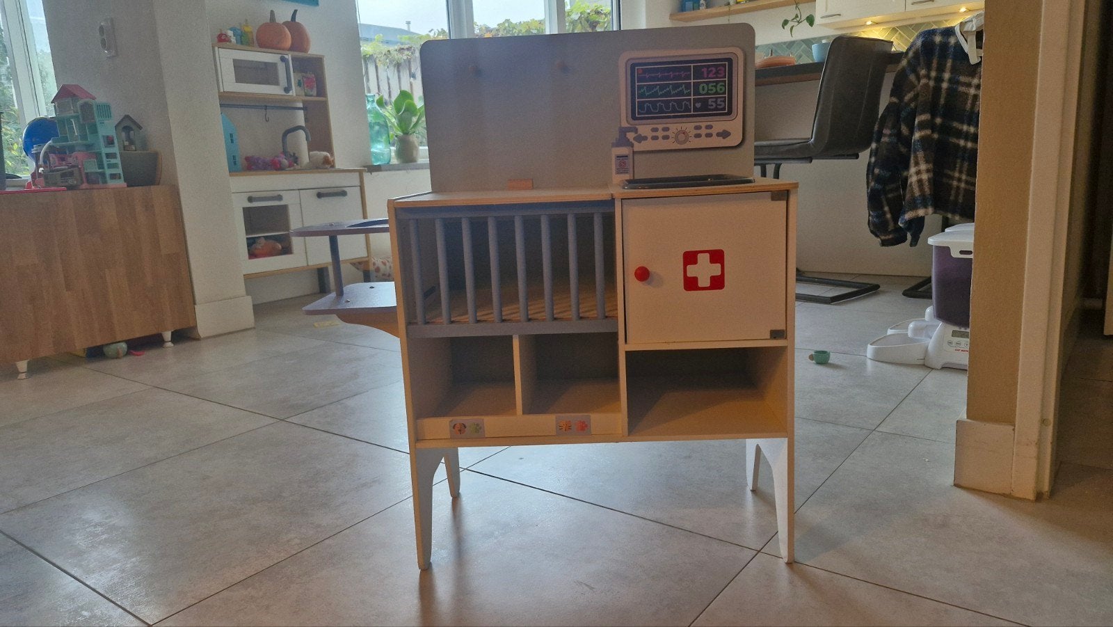 Houten speelgoed dokterspost met monitor en wasbak, Ophalen, Gebruikt, Knutselen, Met geluid