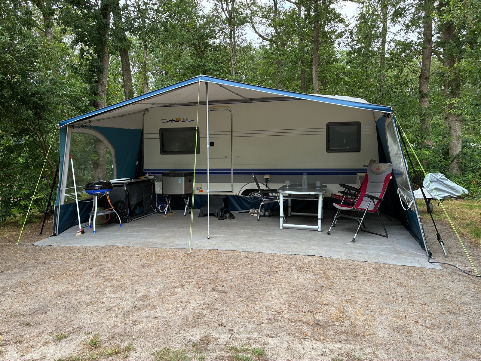 Hobby Excellent Easy 495 ufe 2004, Caravans en Kamperen, Caravans, Particulier, tot en met 4, 1000 - 1250 kg, Rondzit, Hobby, Frans bed