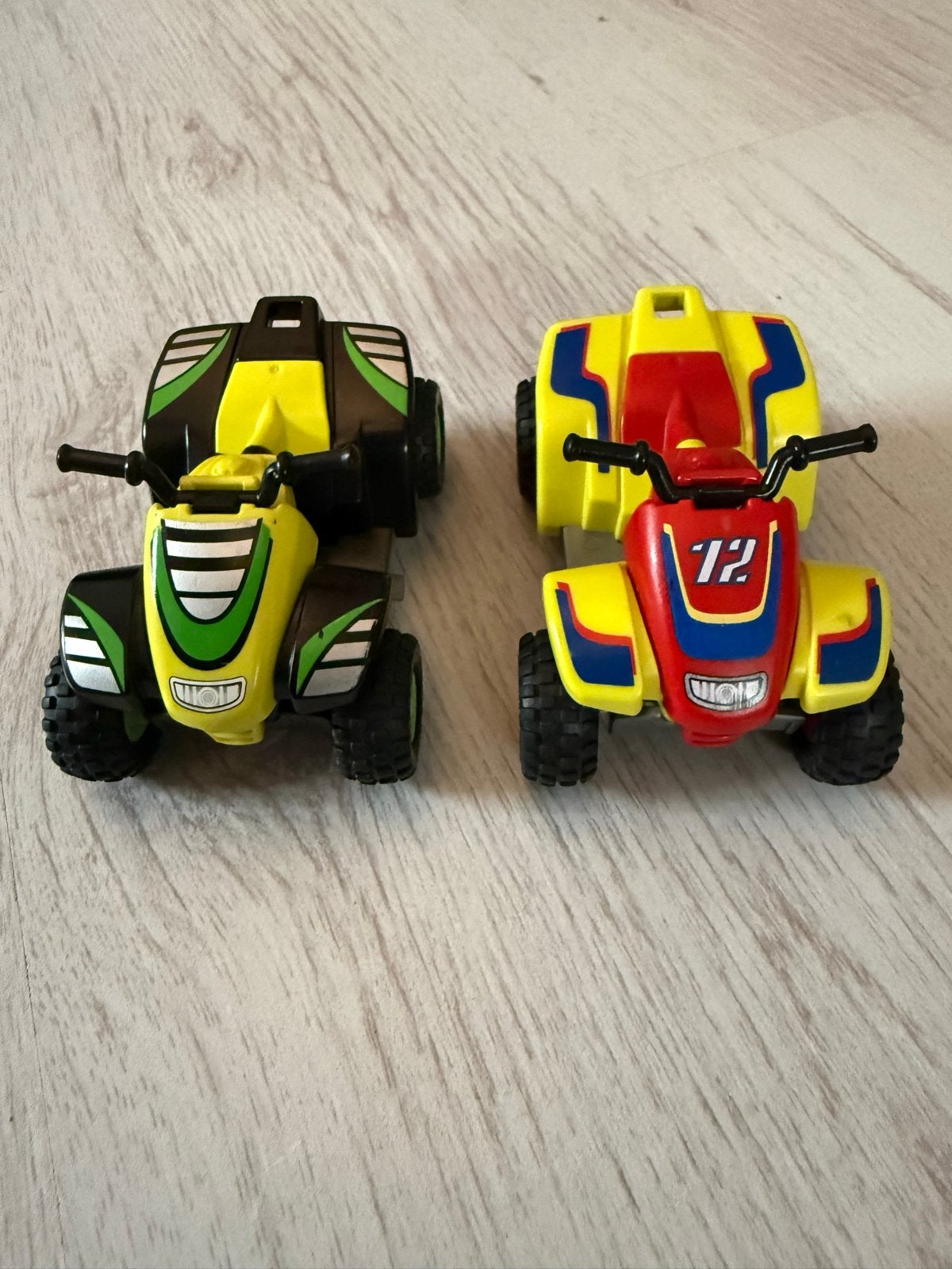 Set van 2 speelgoedquads - geel/zwart en geel/rood, Ophalen of Verzenden, Gebruikt
