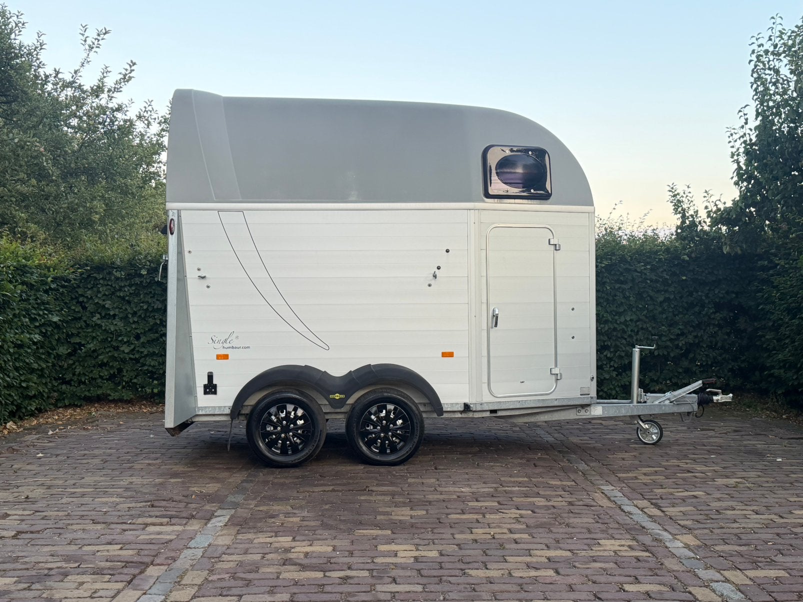 Mooie 1.5 paards humbaur single vol aluminium met zadelkamer, Ophalen, Aluminium, Zo goed als nieuw, 5453SL