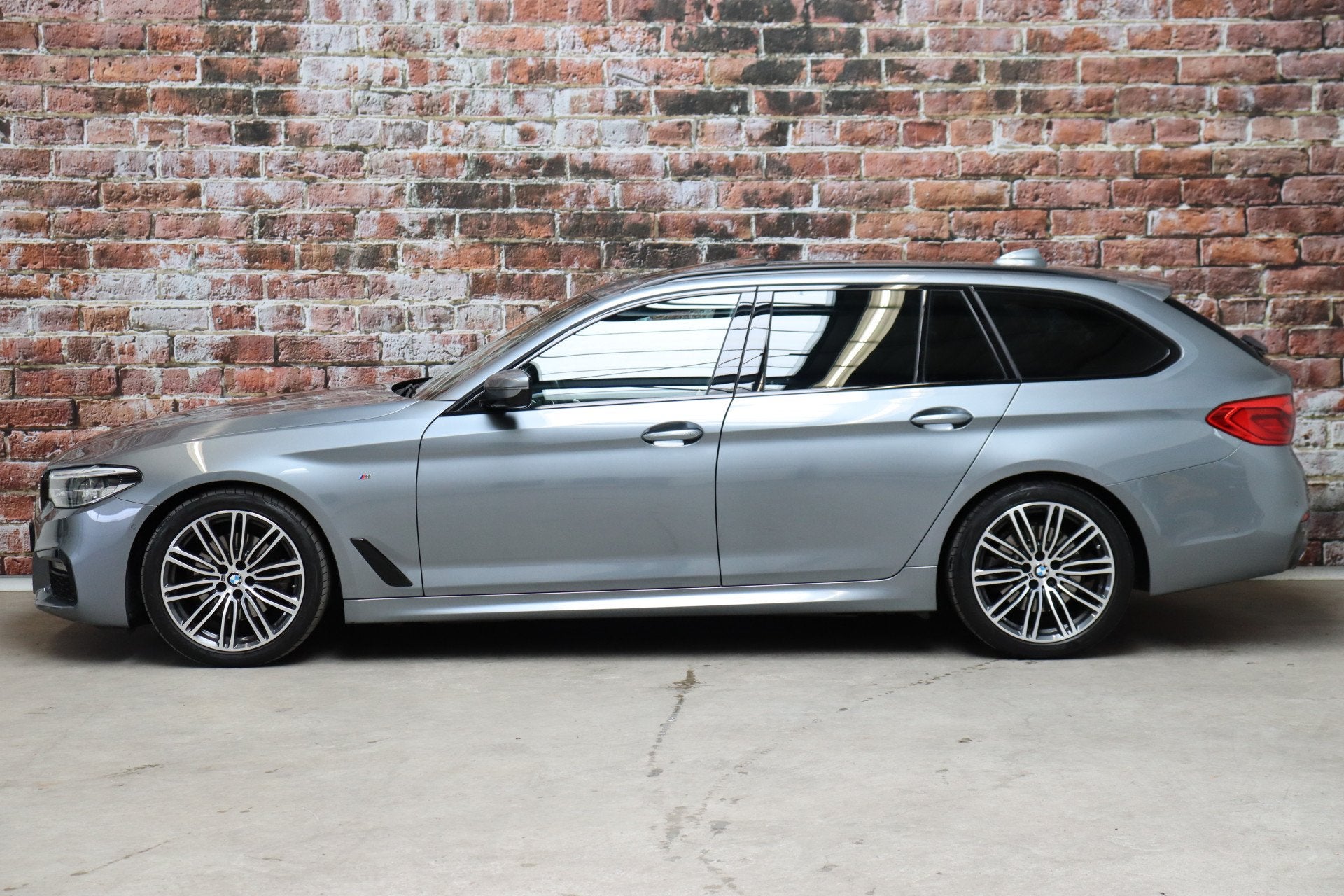 BMW 5 Serie Touring 520i High Executive M Sport Pakket Autom, Automaat, Achterwielaandrijving, 4 cilinders, 2000 kg