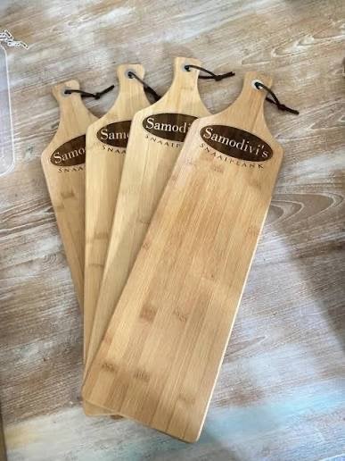 Gepersonaliseerde serveerplank 65x17cm - Borrelplank, Hout, Snij-/serveerplank, Nieuw, Ophalen of Verzenden
