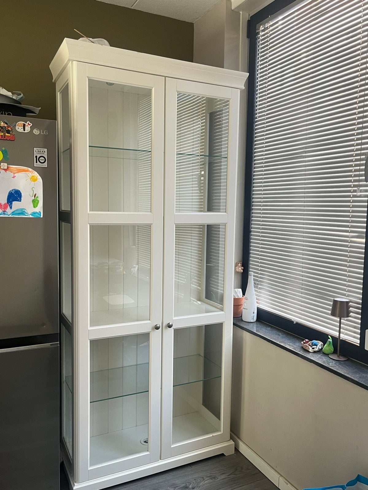 Witte vitrinekast met licht, glazen deuren en planken, Huis en Inrichting, Ophalen, Gebruikt, 50 tot 100 cm, 150 tot 200 cm