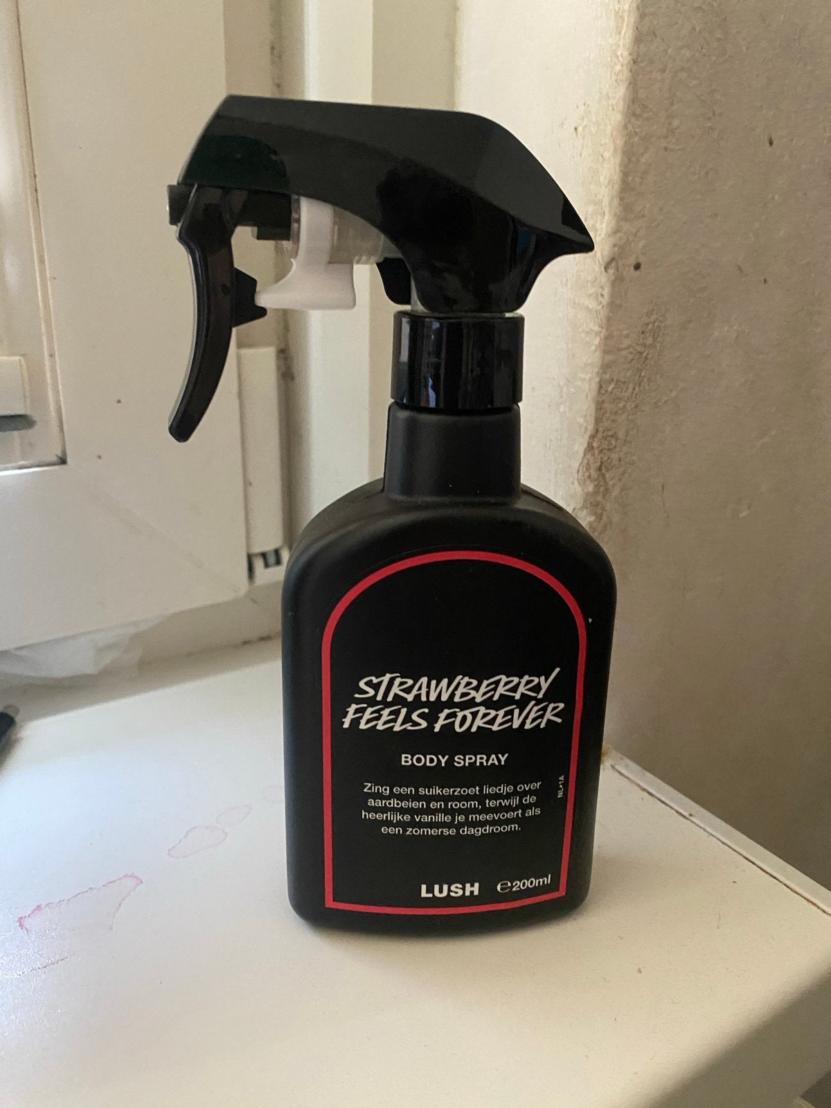 Lush Strawberry Feels Forever Body Spray 200ml, Ophalen of Verzenden, Zo goed als nieuw, Deodorant of Bodyspray