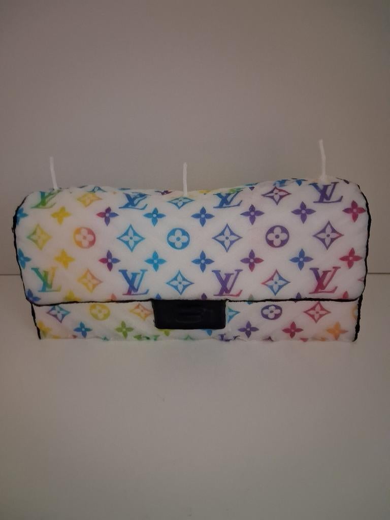 Handgemaakte tas kaars met Louis Vuitton logo, Huis en Inrichting, Woonaccessoires | Kandelaars en Kaarsen, Overige materialen