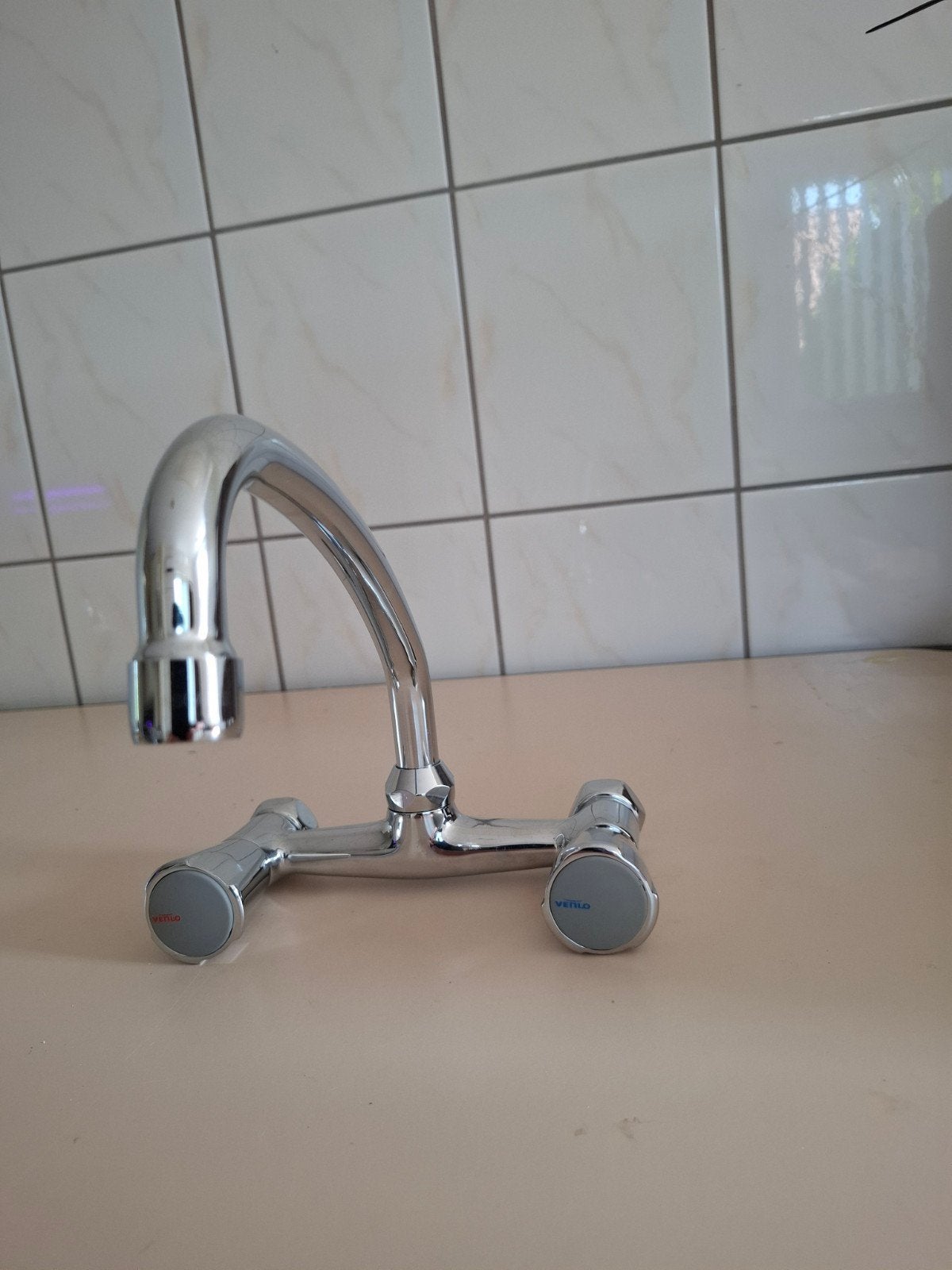 Venlo Nimbus ll wandkraan met boven uitloop., Ophalen, Nieuw, Kraan