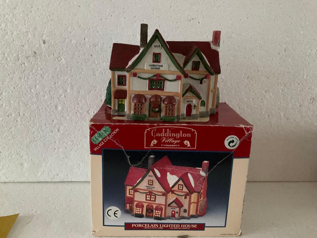 Lemax kerstdorp chrismas shoppe met verlichting, Diversen, Ophalen of Verzenden, Zo goed als nieuw