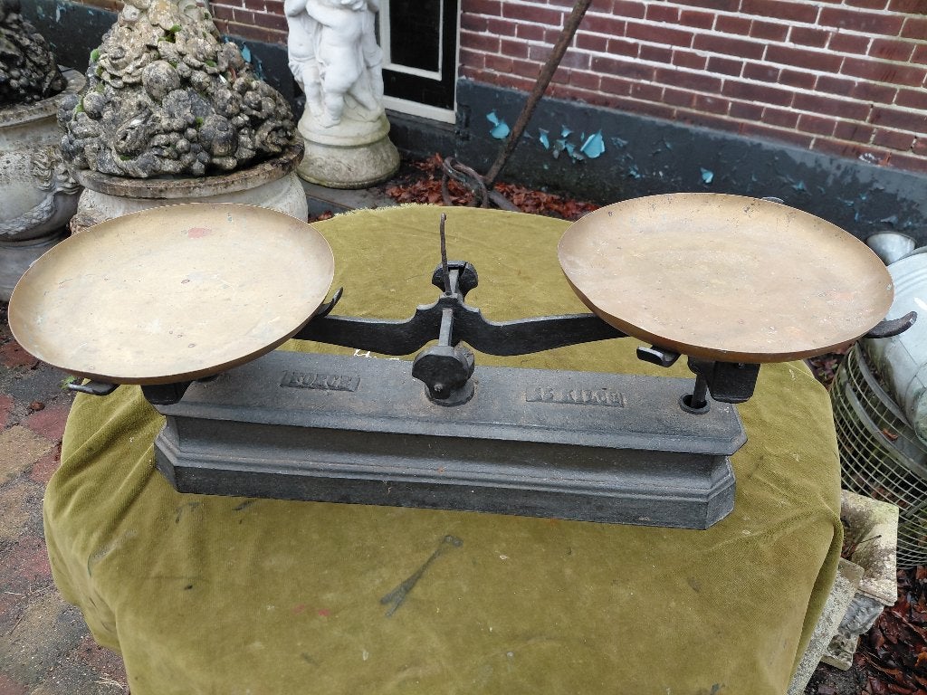 Antieke gietijzeren weegschaal met koperen bakken., Antiek en Kunst, Verzenden
