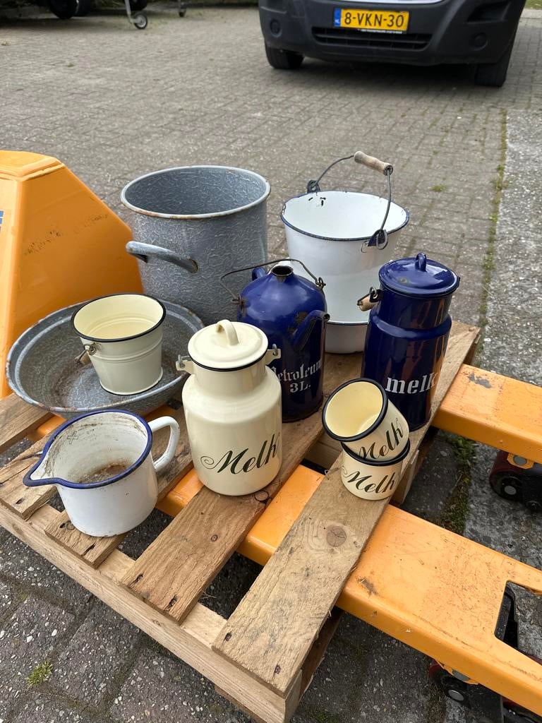 Diverse emaille items: melkbussen, emmers, ketel, schaal, Ophalen