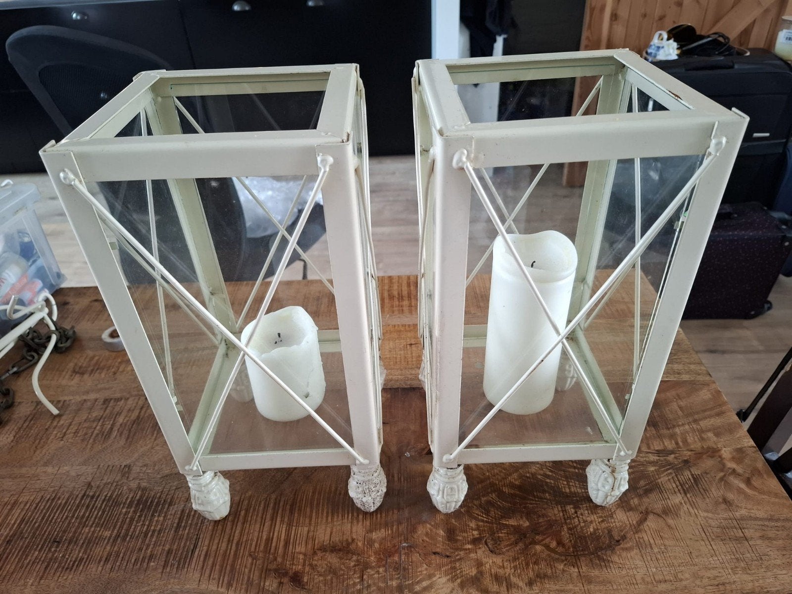 Set van 2 witte metalen lantaarns met glazen panelen, Huis en Inrichting, Ophalen, Gebruikt, Lantaarn, Wit