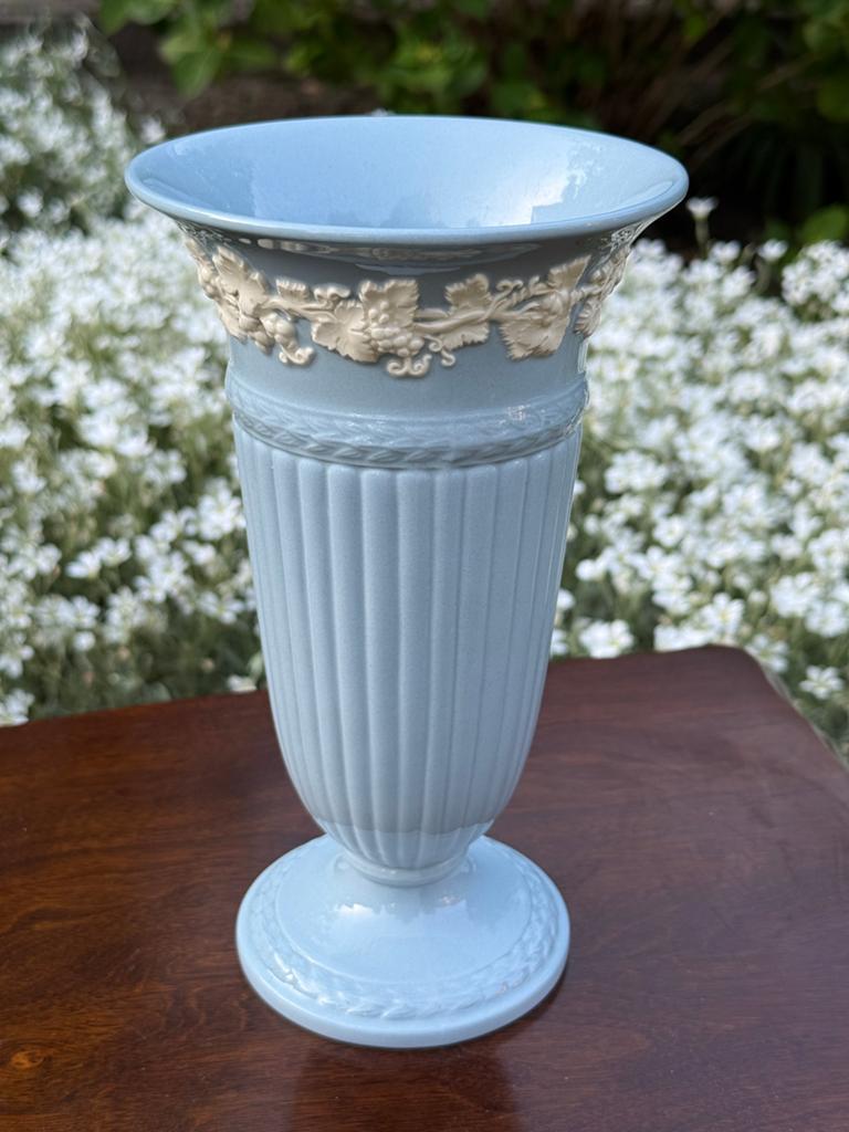 Vintage Wedgwood Embossed Queensware vaas lichtblauw, Ophalen of Verzenden, Zo goed als nieuw