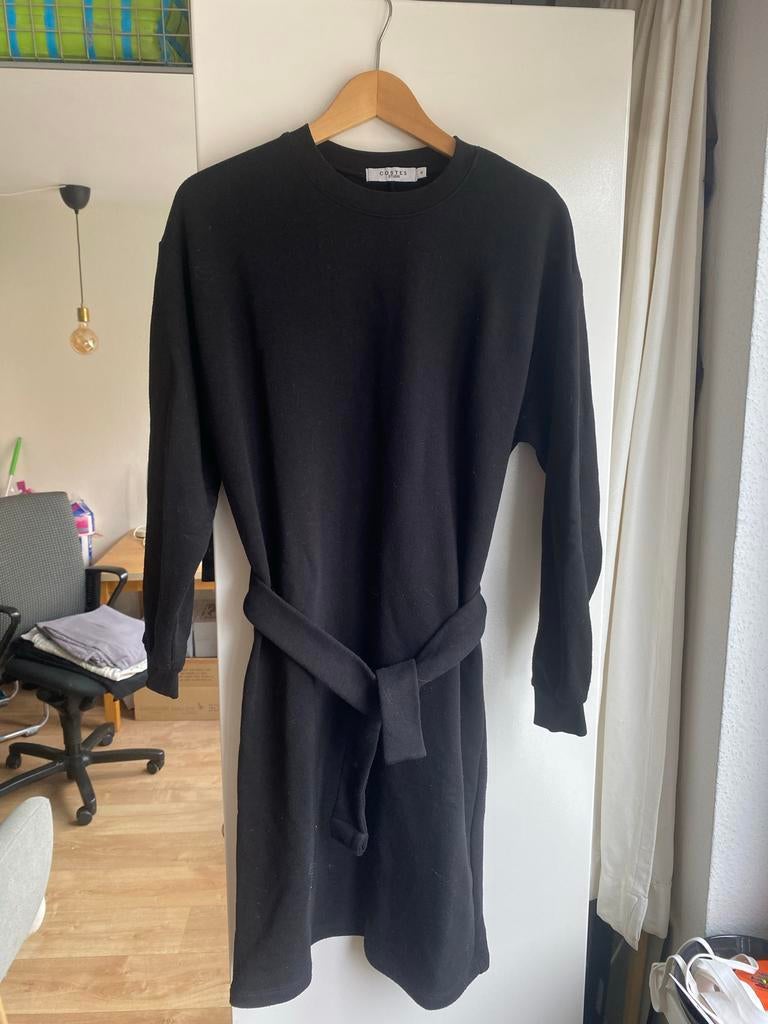 Costes Studio Zwarte Jurk met Ceintuur - Maat S, Kleding | Dames, Positiekleding, Zo goed als nieuw, Ophalen
